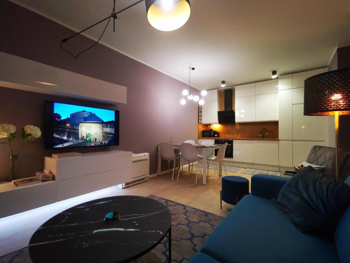 Ambassador Apartment Zara Esterno foto