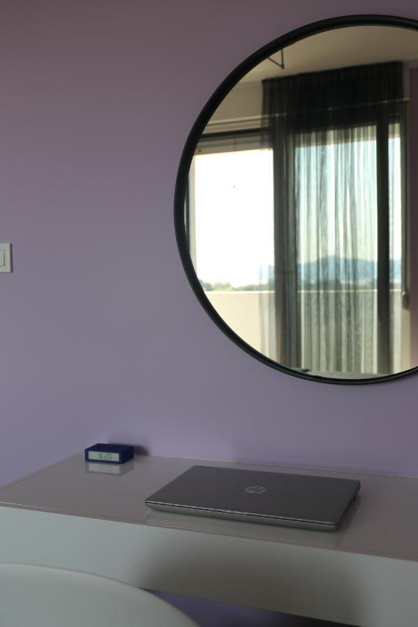 Ambassador Apartment Zara Esterno foto