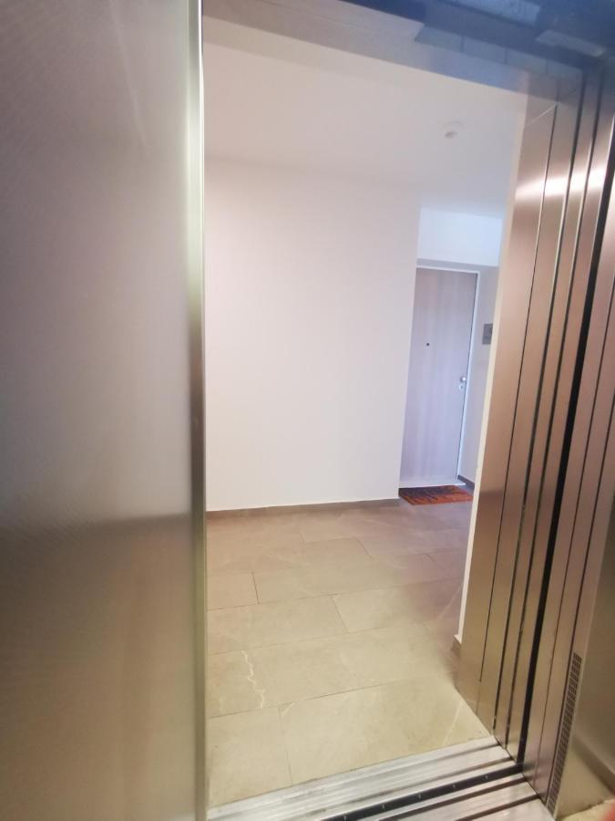 Ambassador Apartment Zara Esterno foto