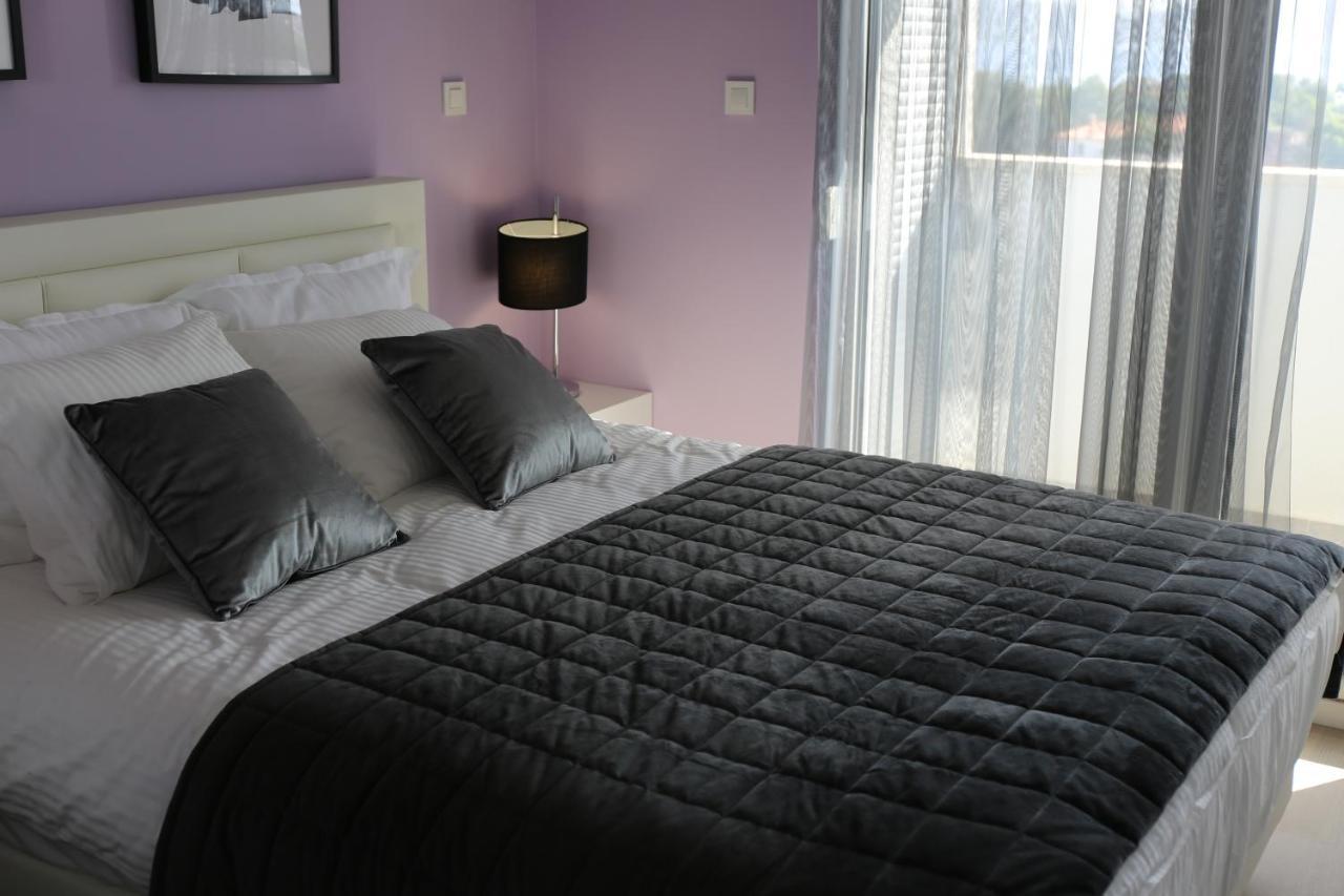Ambassador Apartment Zara Esterno foto