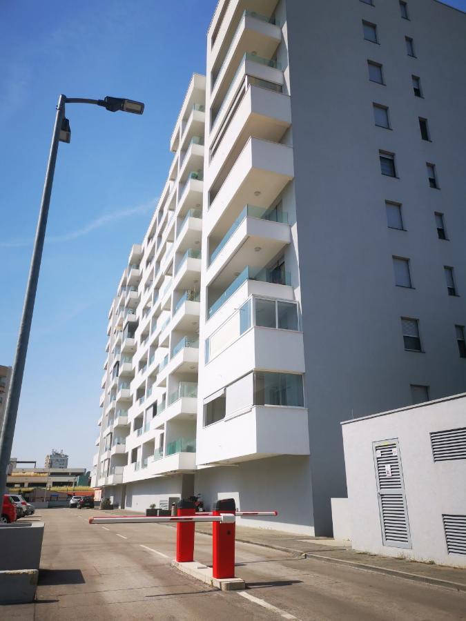 Ambassador Apartment Zara Esterno foto
